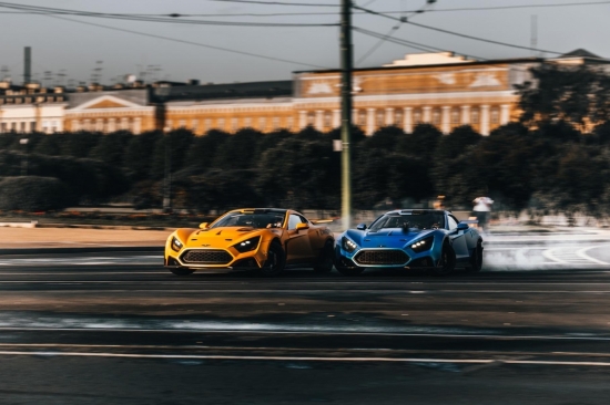 Pair drift right in the center of St. Petersburg